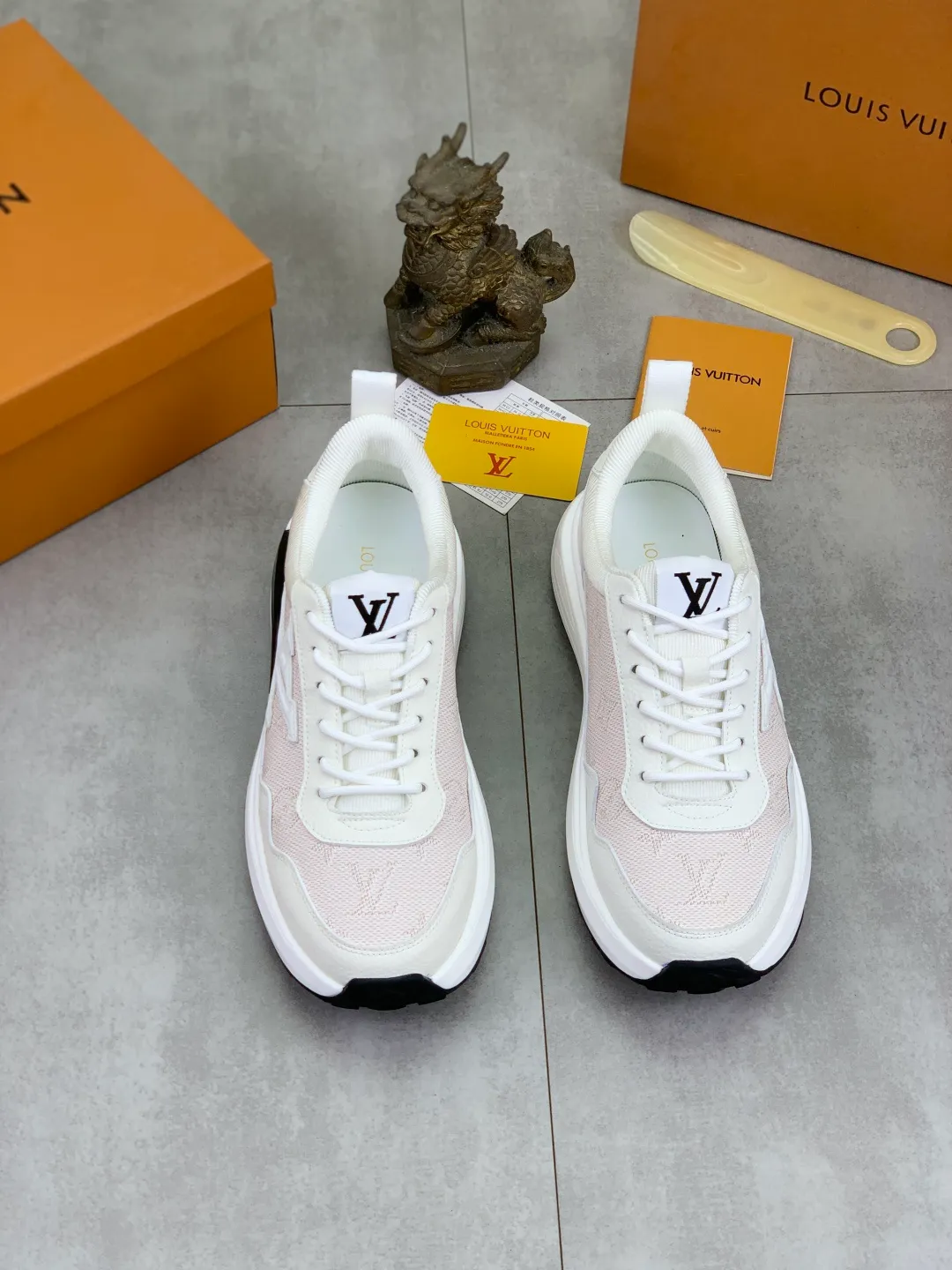Men's shoes 💰P460 💰 [New model] 🆘 The latest model from LV official website 🎁 Casual and fashionable men's shoes 👟 Hot style 💥 Simple and elegant style, exclusive for trendy men. Unique latest brand elements from the official website 👑 Original decoration, fashionable and generous, the fabric is made of original calfskin ➕ Comfortable and breathable mesh lining ➕ Pigskin lining ✅The official website specifies wear-resistant casual outsole, the classic model is taken in real life🎬Color: 3️⃣colors available😍Number of codes: 38-44 (45 46 customized)